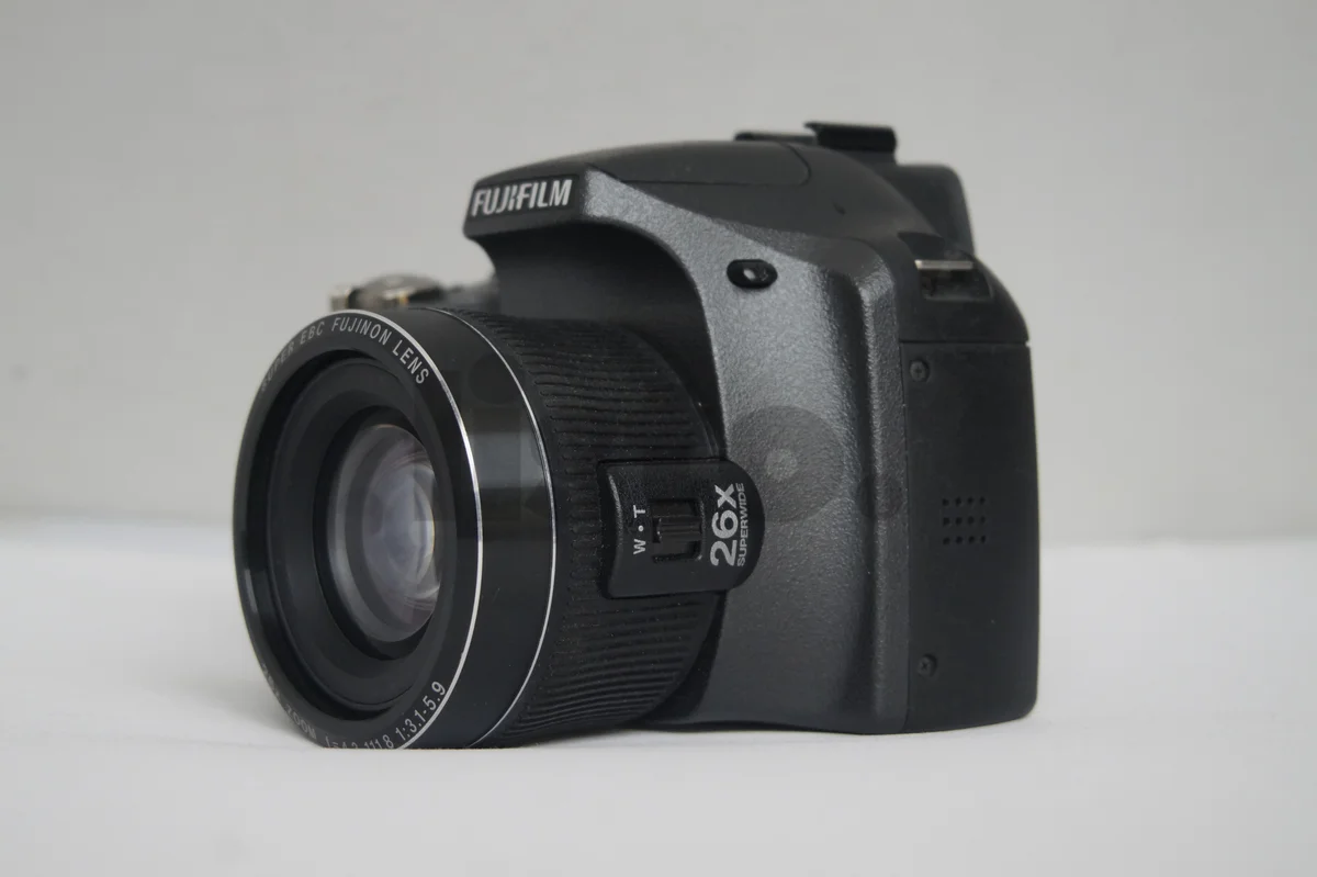 Fujifilm FinePix SL260 - Excellent Condition - Bag, Battery & SD Card