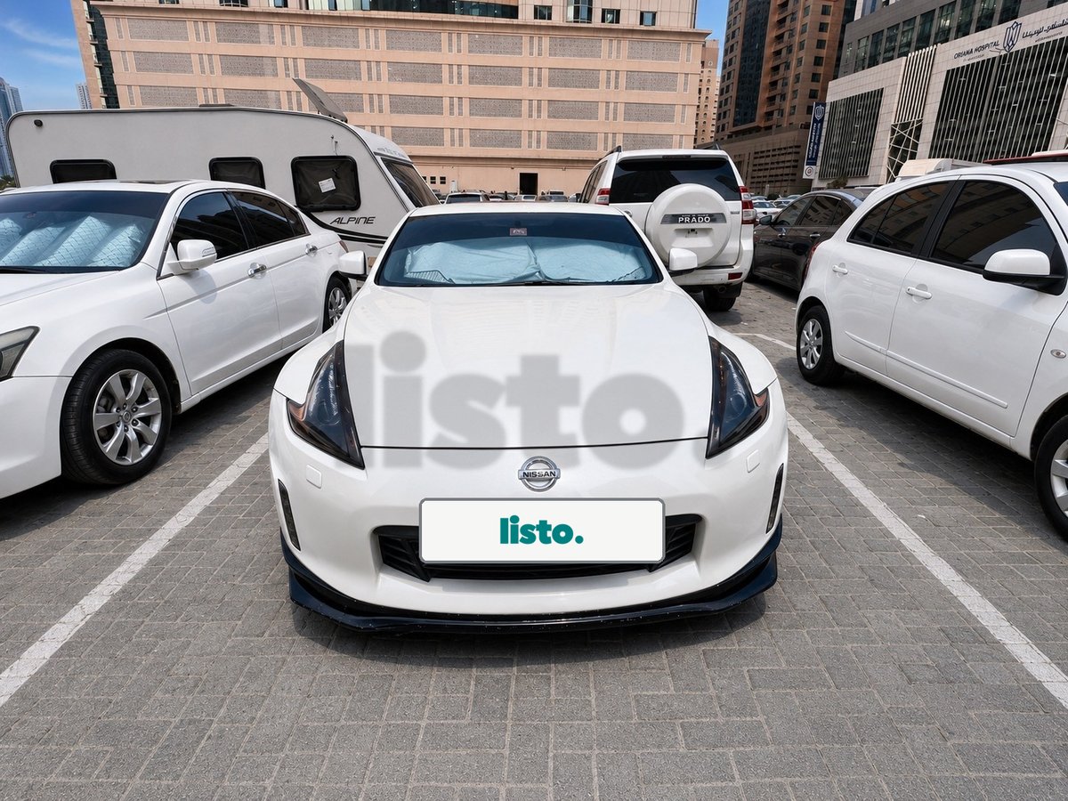 سيارة نيسان 370Z رياضية بيضاء مذهلة للبيع - بحالة ممتازة