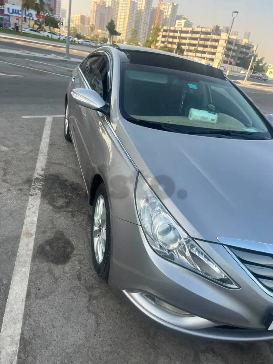 Hyundai Sonata for sale - Sedan in excellent condition with sunroof