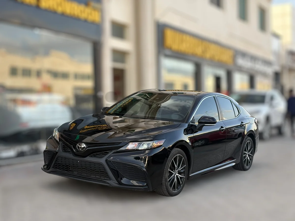 Toyota Camry - Sleek Black Sedan - Excellent Condition UAE
