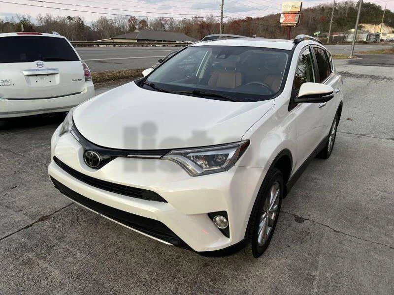 تويوتا RAV4 - سيارة دفع رباعي بيضاء - بحالة ممتازة | سيارة عائلية