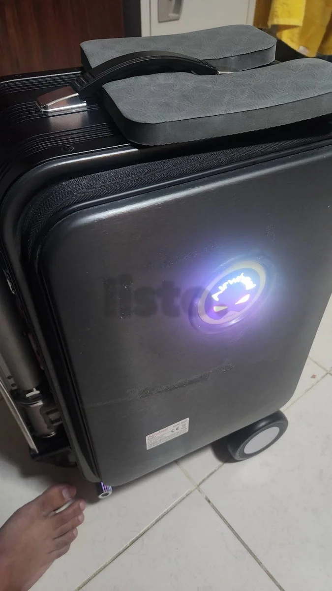 Airwheel robot suitcase