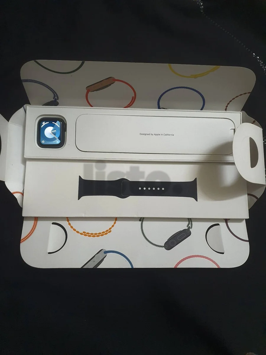 Apple Watch SE 40MM with box and accessories