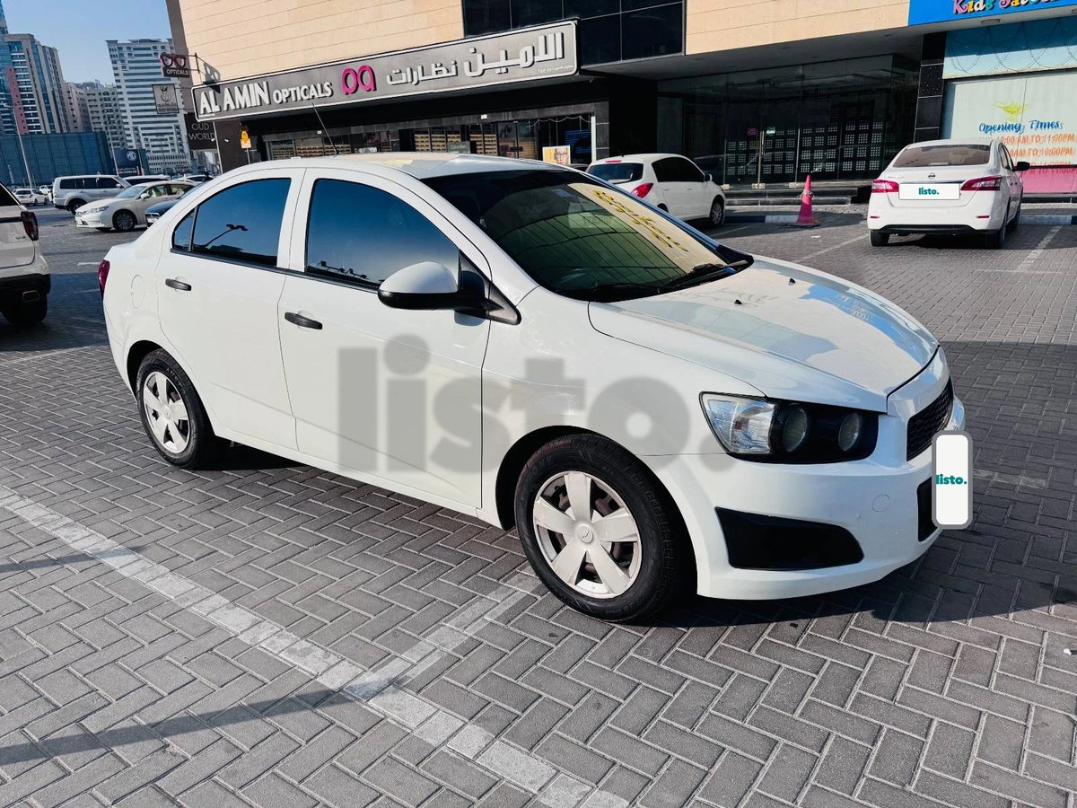 سيارة شيفروليه سونيك سيدان بيضاء للبيع - بحالة جيدة جداً